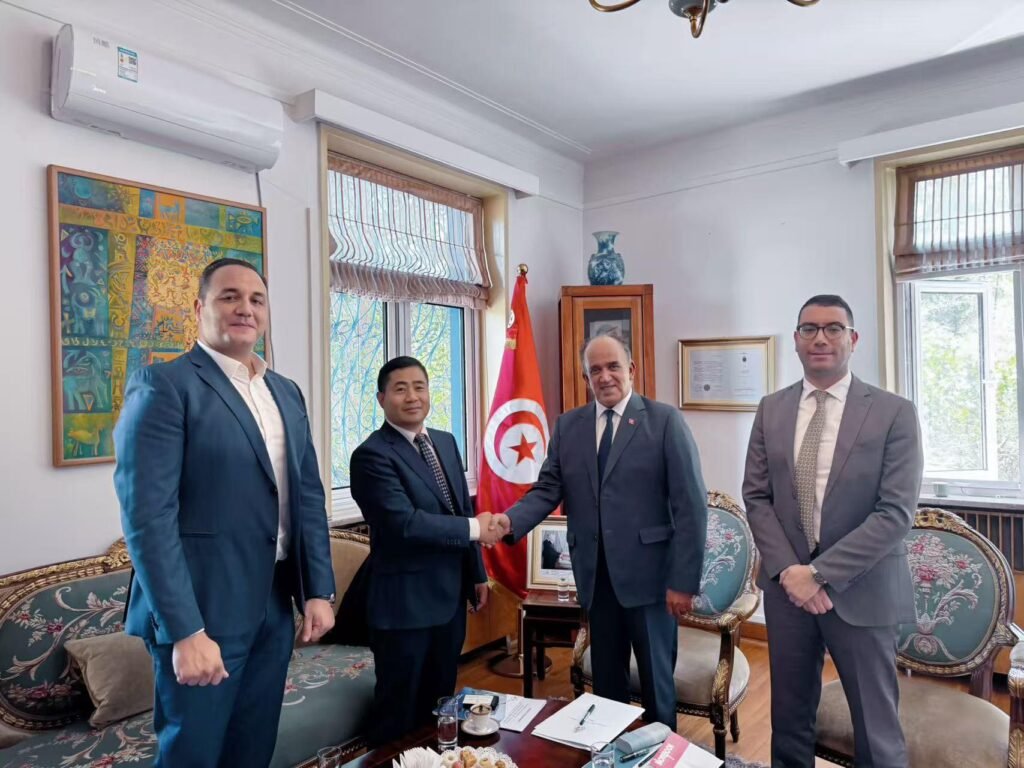 503947730_1050629133830669_2441814003492683418_n-1024x768 سفير تونس في بكين يلتقي مدير "باور تشاينا" لتعزيز التعاون في الطاقة والبنية التحتية